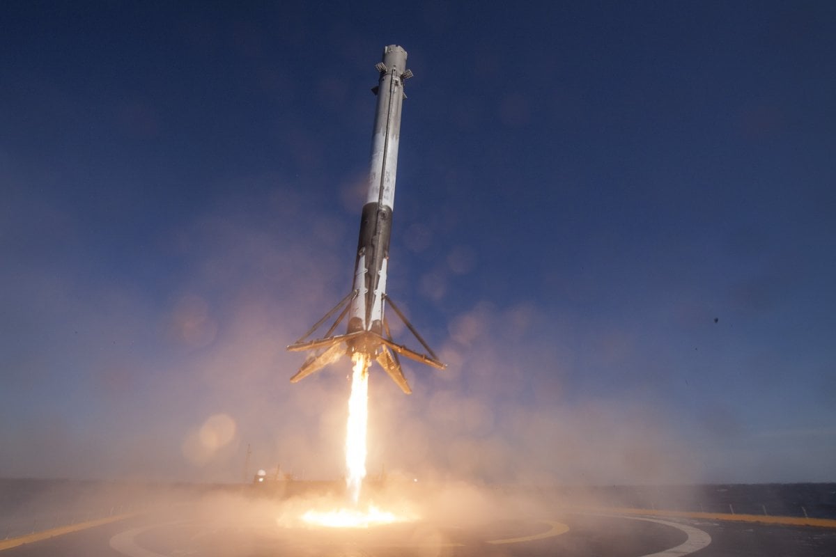 SpaceX Just Released Incredible New Photos Of Its Historic Rocket ...