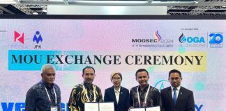 From left: Captain Khalid Bin Mohamad, Marine Advisor, Vestera; Captain Ahmad Imran Bin Mohd Azmi, Managing Director, Vestera; Puan Rashidah Alias, Vice President of Group Procurement, Petronas; Faiz Azani, Director of Operations SEA, Fueltrax; and Hakim Amir Bokori, Technical Support Manager, Fueltrax. | MOGSEC 2024. Kuala Lumpur Convention Centre, Malaysia. 25-27 September 2024. | Photo by Vestera / NHA File Photo