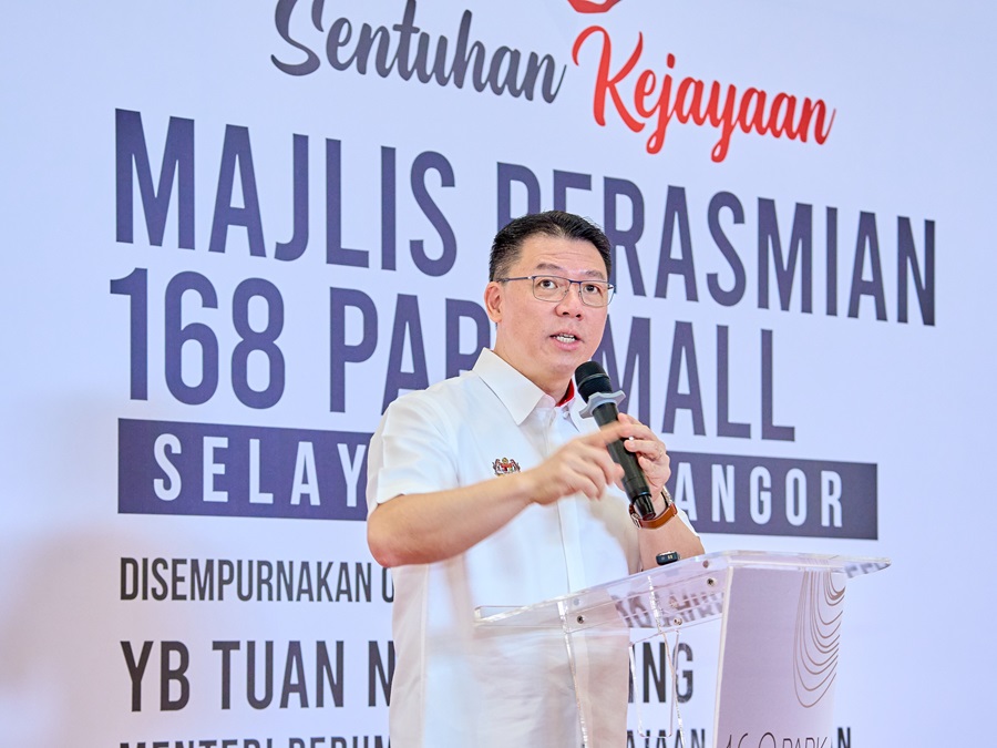 The Honourable Minister of Housing and Local Government of Malaysia, Nga Kor Ming, congratulating 168 Park Selayang Sdn. Bhd. for the revival of a previously abandoned project. | Photo by 168 Park Selayang / NHA File Photo