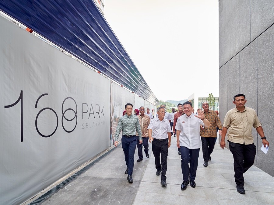 From left: Edward Lum, CEO of 168 Park Selayang Sdn. Bhd; Lum Chee Kin, Managing Director of Infra Segi; and The Honourable Nga Kor Ming, Minister of Housing and Local Government, during a tour of the development. | Photo by 168 Park Selayang / NHA File Photo