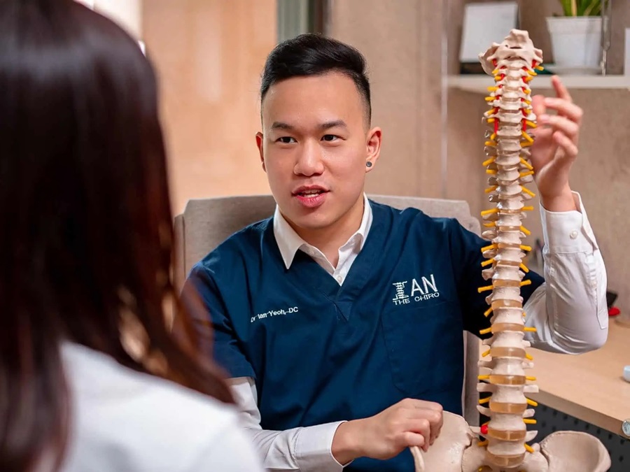 Dr Ian Yeoh, DC, during consultation with a patient at Ian The Chiro Clinic in Cheras, Kuala Lumpur, Malaysia. | Photo by Ian The Chiro / NHA File Photo