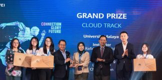 Cloud Track grand prize winners from Universiti Malaya being presented their prizes at the Huawei ICT Competition Malaysia 2024 - 2025 Awards Ceremony. | Photo by Huawei Malaysia / NHA File Photo