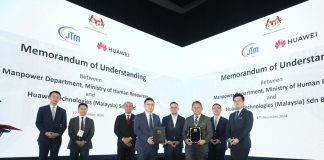 Exchange of MoU between Vice President of Enterprise Business Group Huawei Malaysia, Mr Michael Zhuang and Deputy Director General of the Manpower Dept. MOHR, Ts Kamaruzaman bin Hj. Md. Ali, joined by (L to R) CEO of Huawei Malaysia, Mr Simon Sun; President of Huawei Learning & Certification Services, Mr Jason Liu; Director General of the Manpower Dept. MOHR, Datuk Rospiagos bin Taha; Minister of Human Resources, YB Steven Sim; President of Huawei Global Enterprise Key Account Sales, Mr Xiao Haijun; Member of the National TVET Council and Member of Parliament for Ipoh Timoh, YB Howard Lee. | Kuala Lumpur, Malaysia. 17 December 2024. | Photo by Huawei Malaysia / NHA File Photo